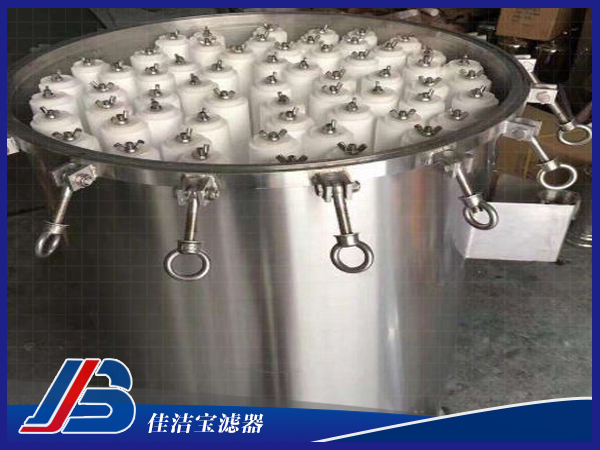 新鄉保安過濾器廠家簡介： 保安過濾器是佳潔寶濾器生產的一種水過濾器，一種用在反滲透環節前的一種水處理過濾器，通常也稱之為精密過濾器，保安過濾器也就是保障進入膜的進水安全，一般精度選為5微米，如果用于反滲透后面或超濾膜的后面，精密過濾器又稱為微孔膜過濾器，這時的過濾器精度通常在1微米以下，主要是除去通過紫外線殺菌器后，攔截水中的細菌的雜質。精密過濾器的濾芯有線繞濾芯，折疊濾芯及熔噴濾芯，由于熔噴濾芯價格便宜，所以在水處理里熔噴濾芯用的較多，濾芯堵塞了直接更換。     保安過濾器技術參數： 品牌：佳潔寶  型號：JJBBGLQ  進出口管徑：DN150  規格：φ800*2050  壁厚：4mm  結構形式：法蘭+吊臂  濾芯數量：91只  濾芯尺寸：40  流量：140t/h  材質：316、304不銹鋼  工作壓力：1.0MPa  保安過濾器產品功能特點： 水處理過濾器在水處理環節應用廣泛，生產、生活廢水處理、飲用水過濾、油田回注水、藥液過濾等環節都能用到該設備；其具有以下幾點特征：  1、可承受較高的過濾壓力，能有效除去液體中的懸浮物、鐵銹等；  2、濾芯可用多種材質制作，以適應各種流體過濾的需要；  3、外形體積小，過濾面積大，阻力小，使用壽命長；  4、耐酸堿等化學溶劑；  5、過濾精度高、濾芯孔徑均勻、強度大、耐高溫、濾芯不易變形；  6、過濾阻力小、通量大、截污能力強、使用壽命長；  7、濾芯材質潔凈度高，對過濾介質無污染；  8、價格低廉、運行費用低、易于清洗、濾芯可更換。